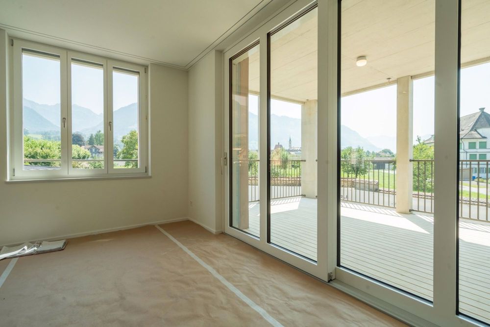 Stilvolle 2.5-Zimmer-Neubauwohnung mit Komfort und Aussicht - Zugang Balkon