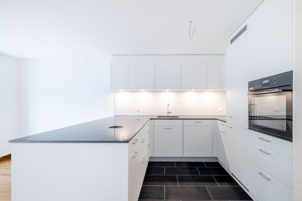 Einziehen und geniessen - Wohnen wo andere Ferien machen mit Weitblick und Balkon - Bild 2