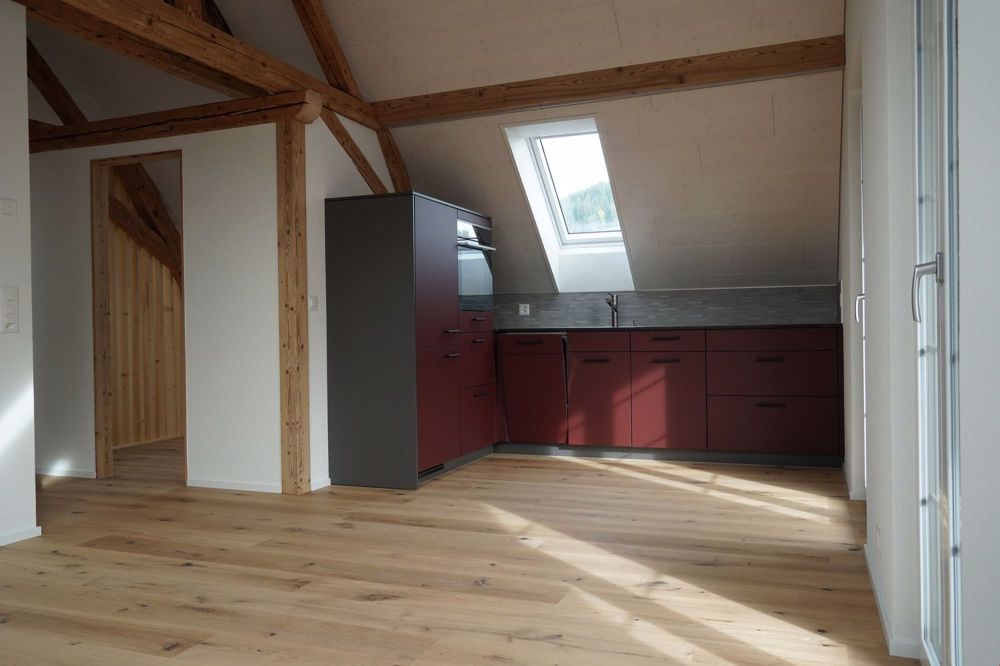 Dachwohnung neu renoviert - Bild 1