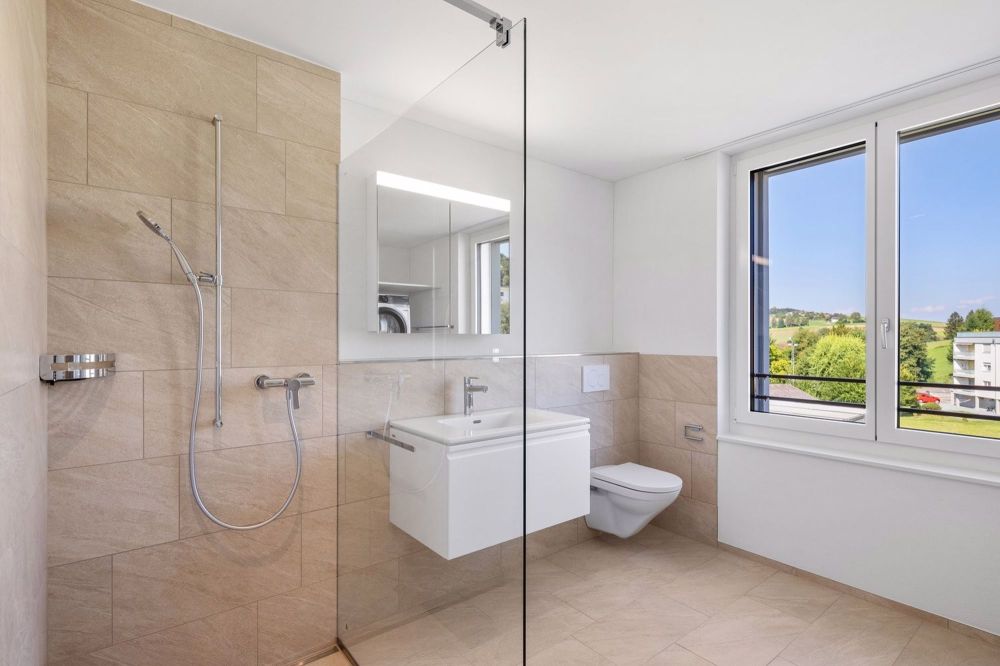 Hochmoderne 3.5-Zimmerwohnung mit Balkon im Erstbezug - Badezimmer