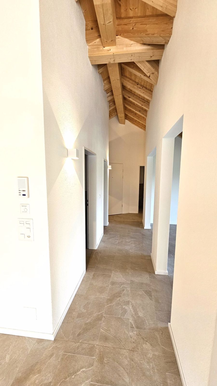 Edle, moderne Dachwohnung mit Terrasse und schönem Blick zum Schloss Sargans - Bild 3