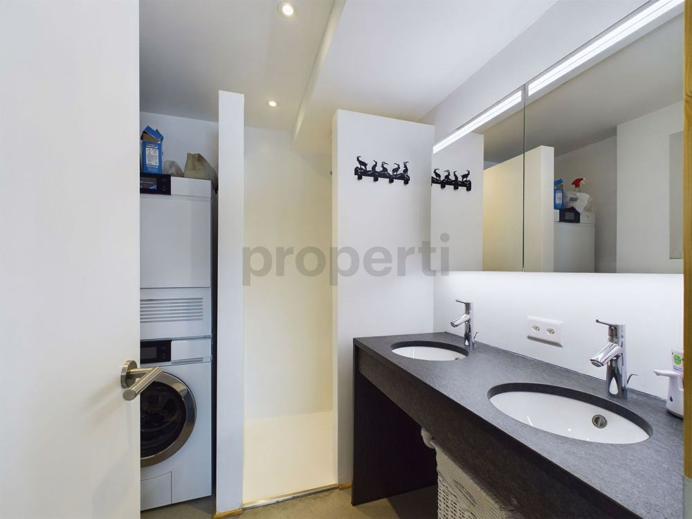 Moderne Dachwohnung mit 3.5 Zimmern in Cunter - Image 8