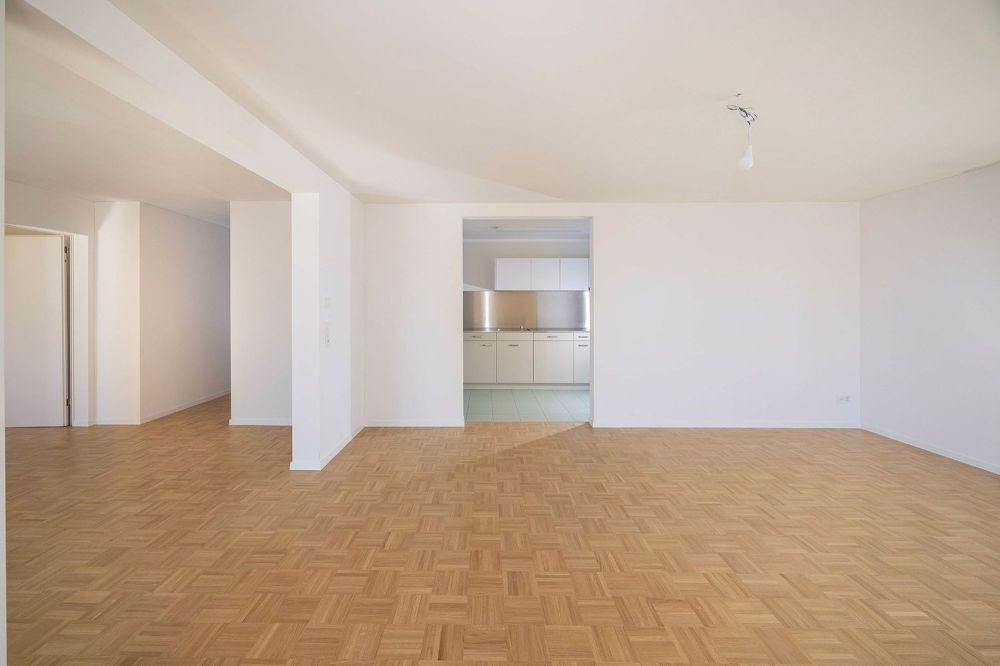 Erstvermietung nach Totalsanierung - 4.5 Zimmer-Dachwohnung - Wohn- und Esszimmer