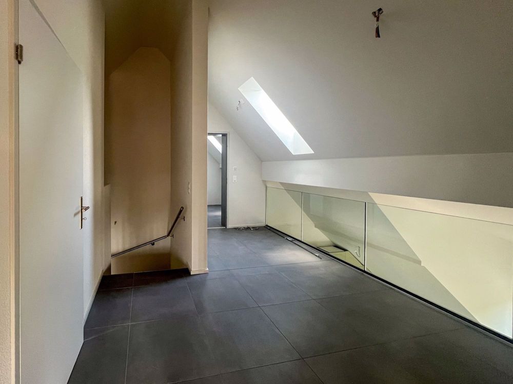 Erstbezug Maisonette-Wohnung. Wohnen vor den Toren Zürichs mit Lift in privaten Eingangsbereich - Bild 11