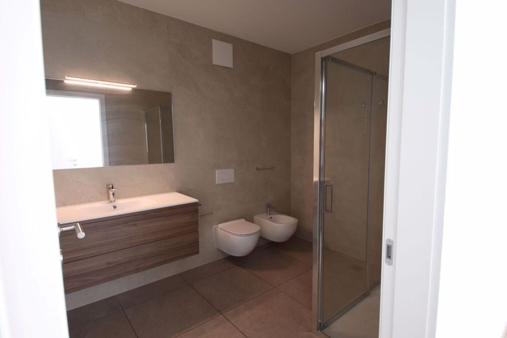 Moderne Wohnung mit überdachter Terrasse, Garten und Garage – Pollegio - Bild 10