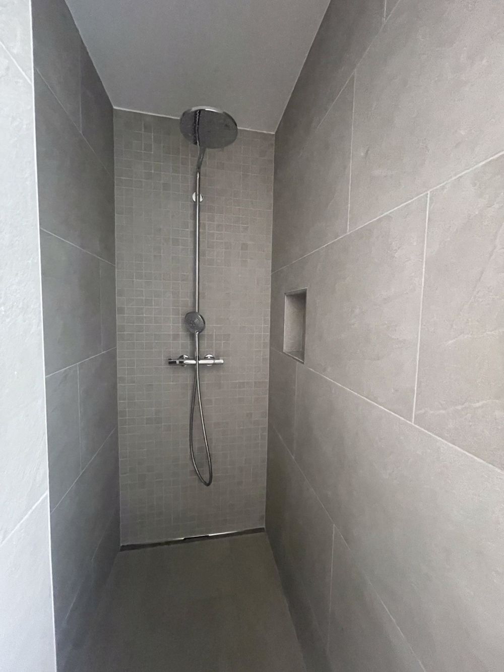 Hombergblick oder die mit den gigantischen Aussenflächen - Gemauerte Dusche geht immer...