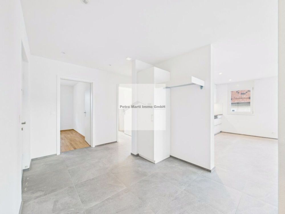 4.5-Zimmerwohnung im Erdgeschoss - Grosszügiger Eingangsbereich mit Garderobe
