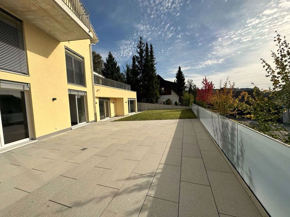 Exklusive 4.5 Zimmer-Parterre-Wohnung im Eigentumsstandard mit über 200m² Aussenbereich zu vermieten - Bild 11