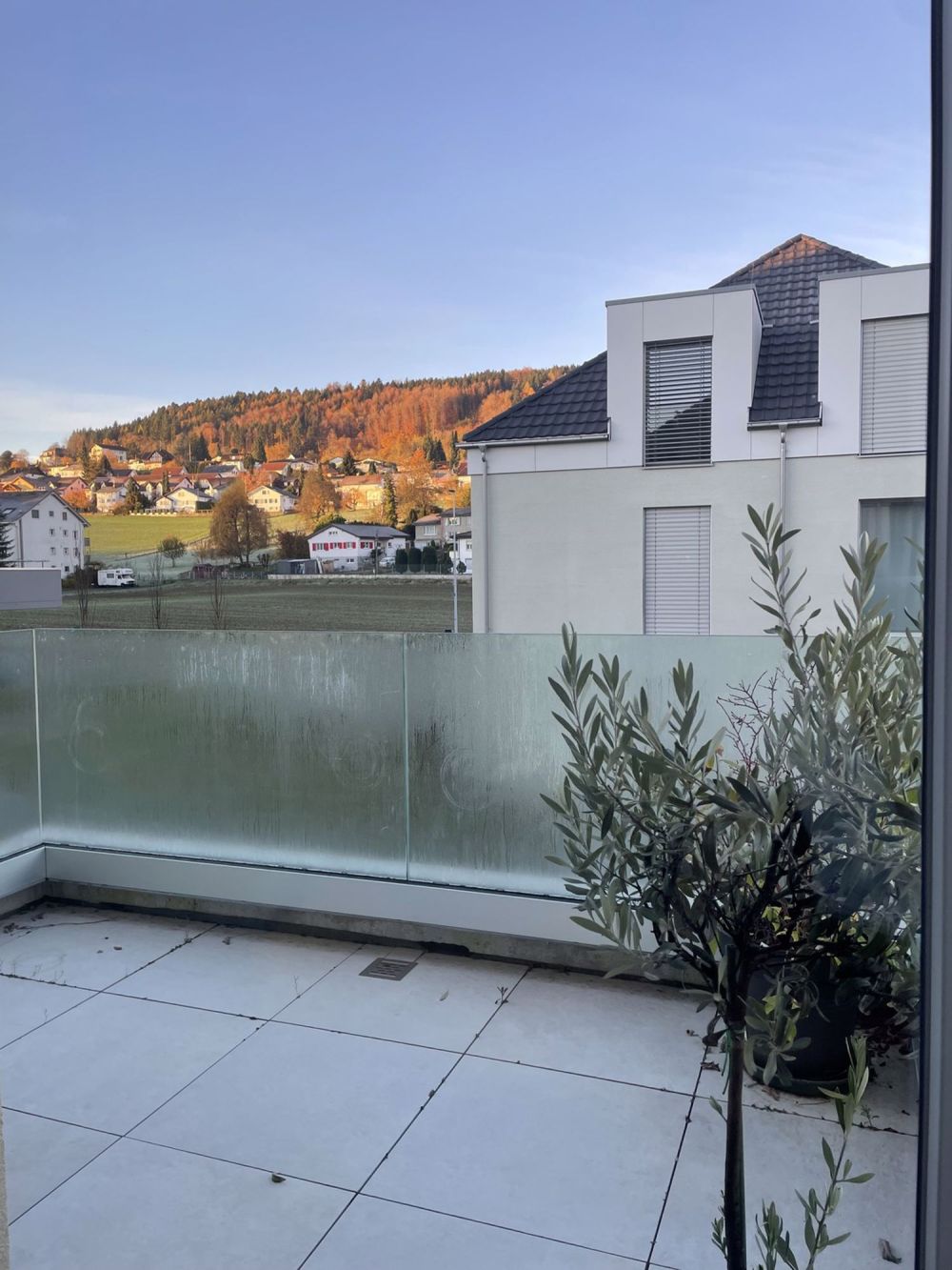 Doppeleinfamilienhaus mit Terrasse , Balkon und Garten - Bild 2