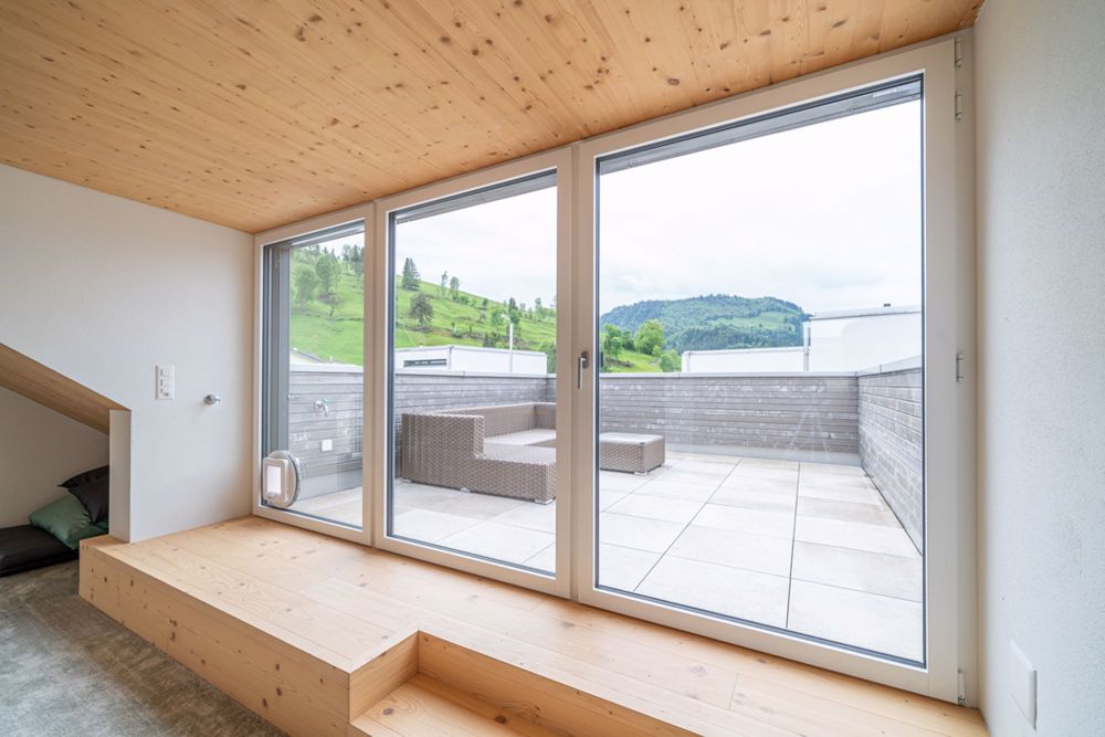 Moderne Maisonettewohnung mit viel Holz - Wohnoase in Einsiedeln - L39b_Ausgang_Terrasse.jpg