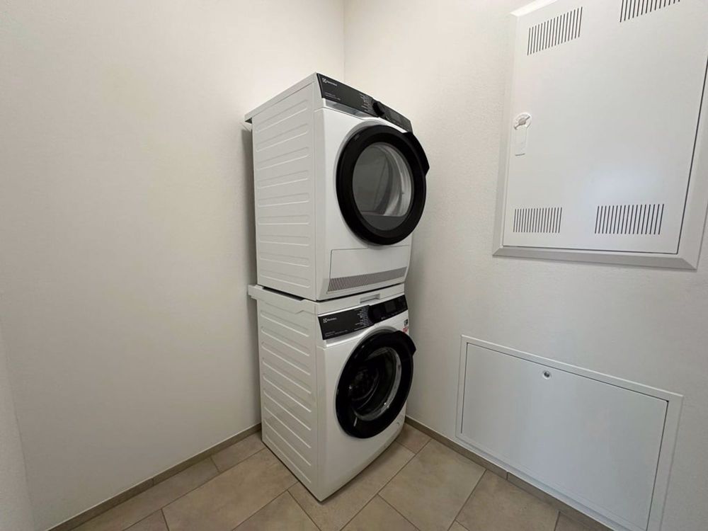 moderne 2.5- Zimmerwohnung im Erdgeschoss - Reduit mit Waschturm