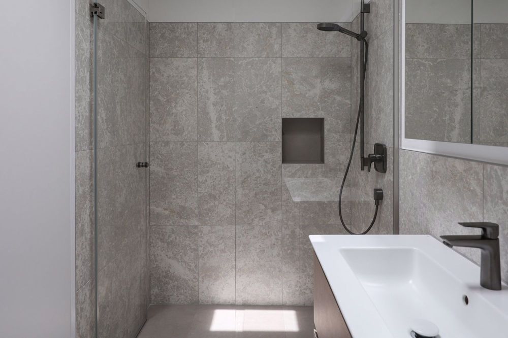 Erstbezug: grosse Attikawohnung im Eigentumsstandard mit exklusivem Ausbau - Dusche
