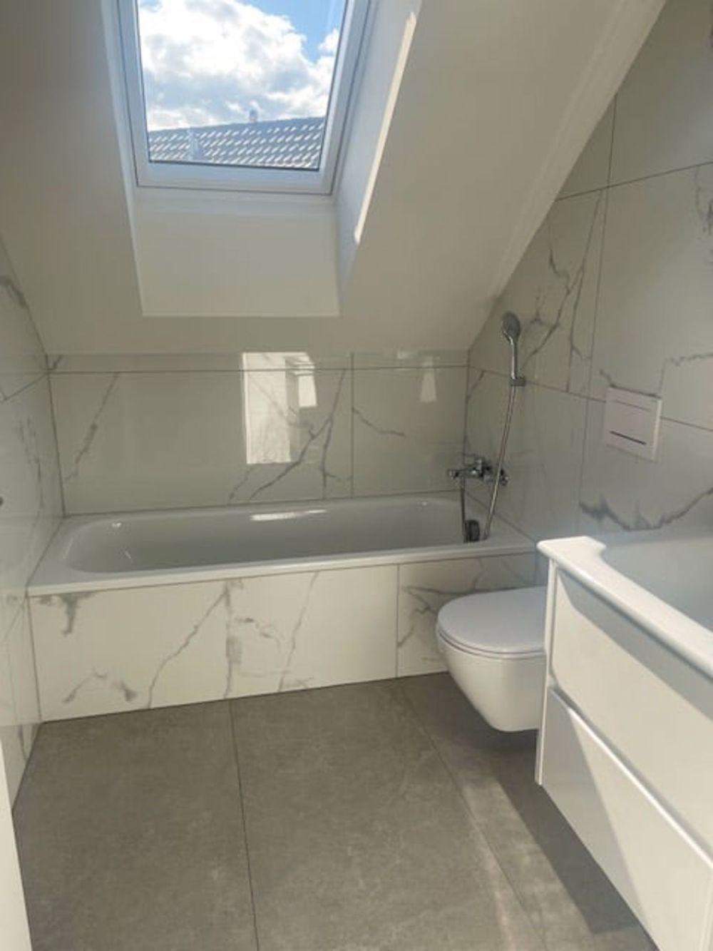 Moderne 4.5-Zimmer-Dachwohnung mit herrlicher Aussicht in Hermetschwil-Staffeln - Bild 9