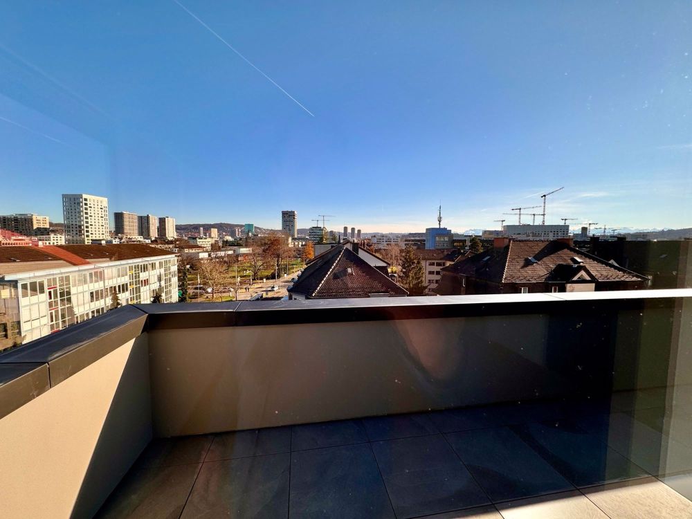 ERSTVERMIETUNG: Wohnung mit Terrasse und Fernsicht im 6. OG, mitten in Zürich - Bild 1
