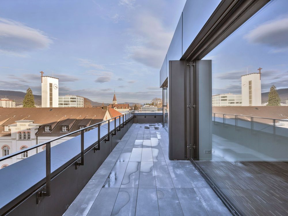 URBANES 1.5-ZIMMER-LOFT MIT AUSBLICK ÜBER AARAUS DÄCHER - Terrasse_hell.JPG