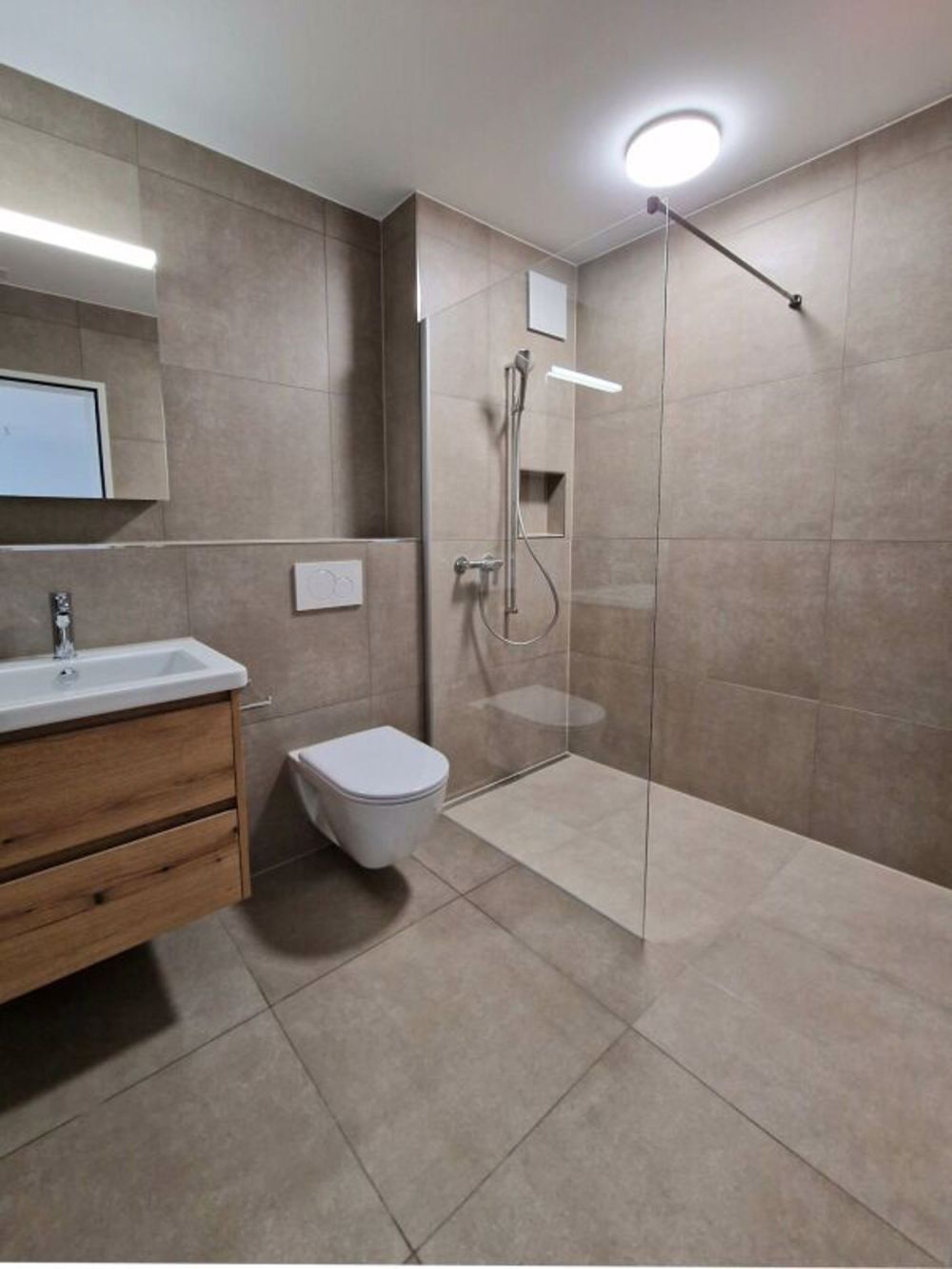 Moderne 2.5 Zimmerwohnung mit schönem Sitzplatz - Badezimmer