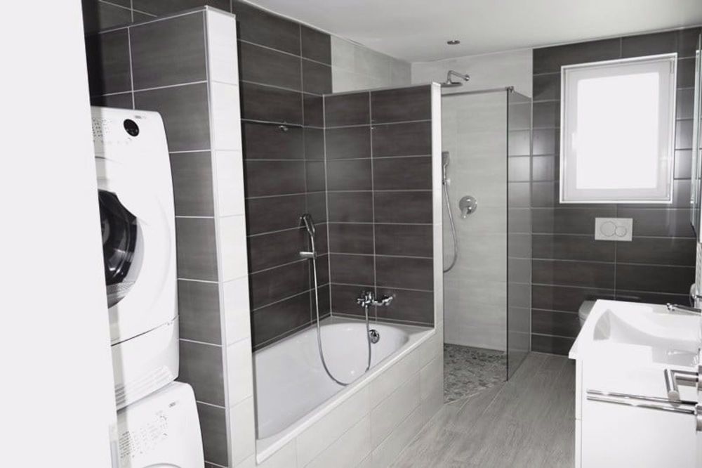 Sehr geräumige Wohnung wie neu mit 4,5 Zimmern und zwei Parkplätzen - Bild 2