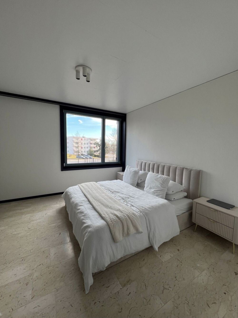 Helle und moderne 2.5 Zimmer-Wohnung in nähe Flughafen! - Zimmer.jpg