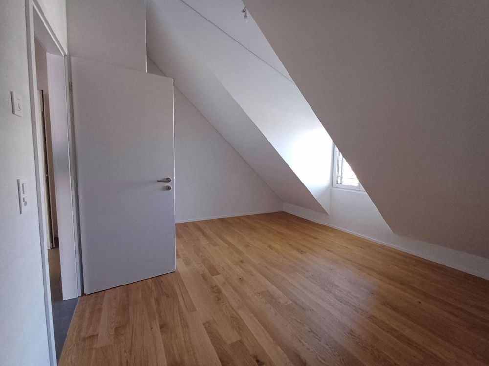 Neue 2½-Zimmer-Wohnungen mit etwa 51 und 58 m², bestehend aus: - gut ausgestatteter offener Küche - hellem Wohnzimmer mit Zugang zum Balkon - einem Schlafzimmer - Badezimmer/WC mit Waschmaschine - Dachboden, der vom Wohnbereich aus zugänglich ist - Balkon - Bild 4