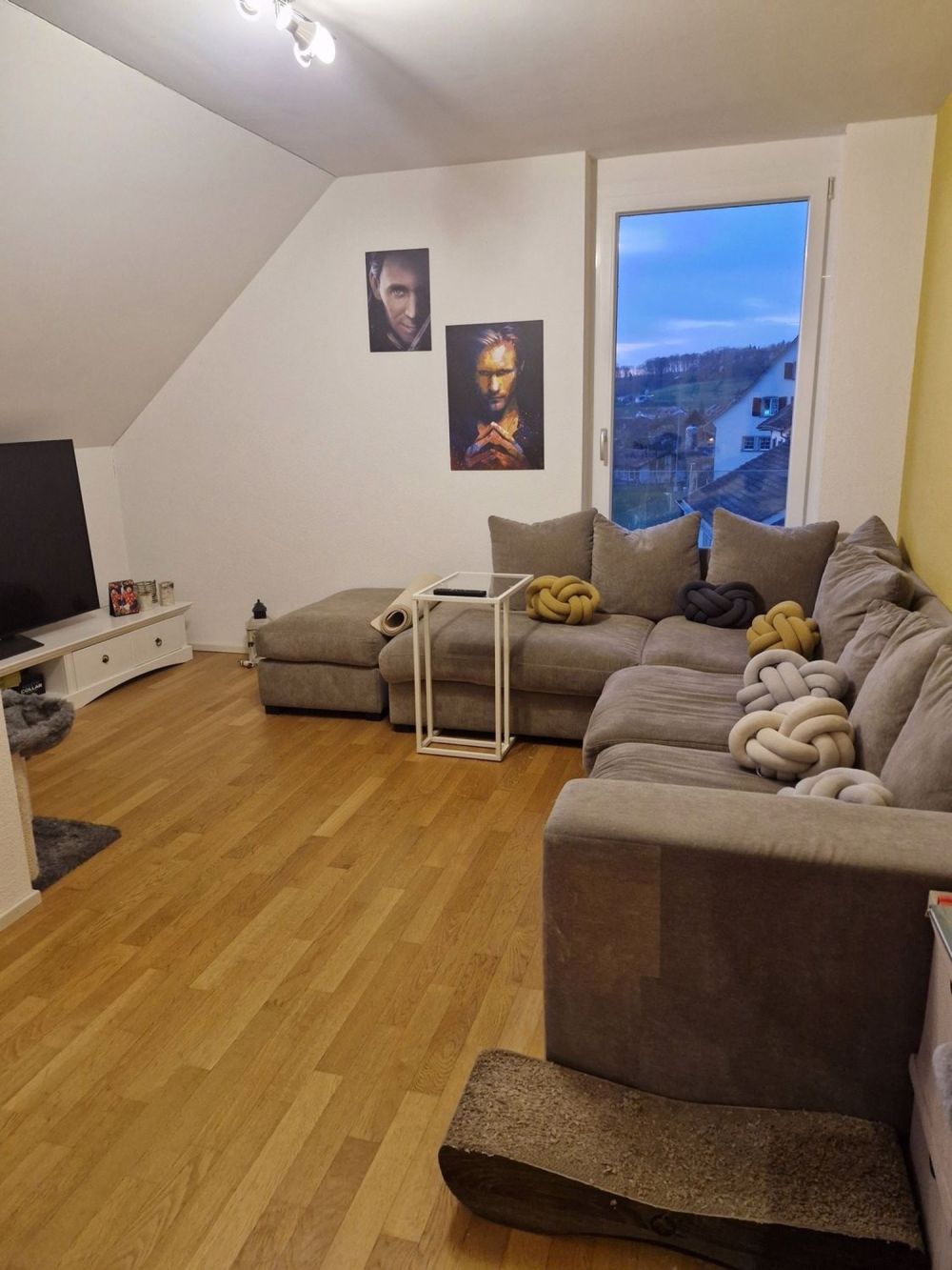 Moderne 4.5-Zimmerwohnung im Dorfkern in Arisdorf zu vermieten - Wohnzimmer