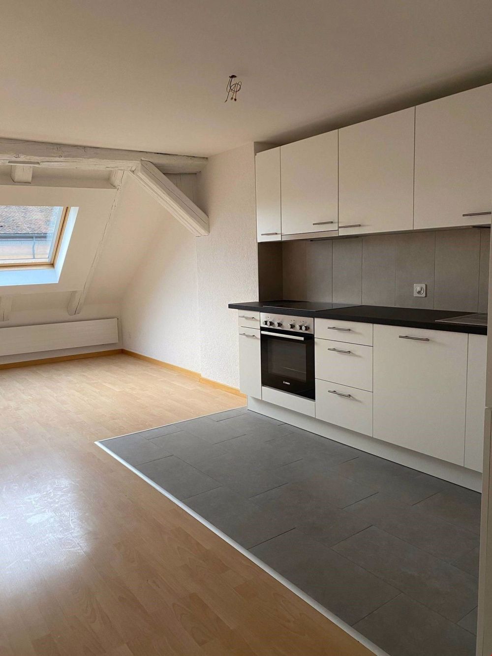 Charmante 3 Zimmer Dachgeschosswohnung im Dorfkern von Nidau - Bild 4