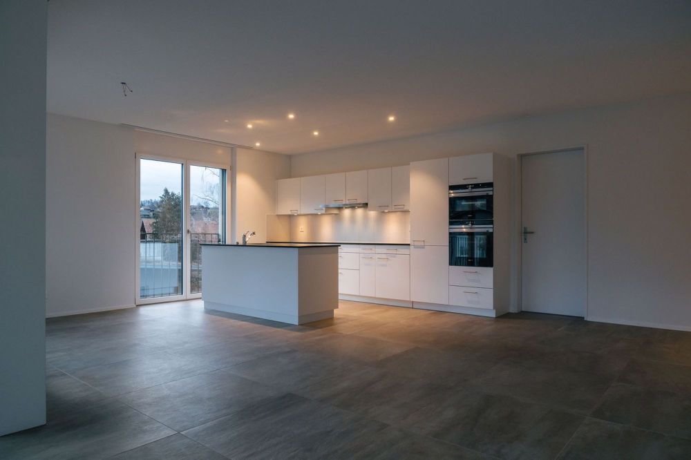 Moderne 4.5-Zimmer-Wohnung mit Schwedenofen und grossem Balkon in Uetendorf - Bild 1