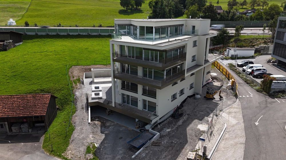 Exklusive Neubau-Maisonette mit grosszügigen Aussenflächen und modernem Wohnkomfort in Pfäffikon - Bild 1