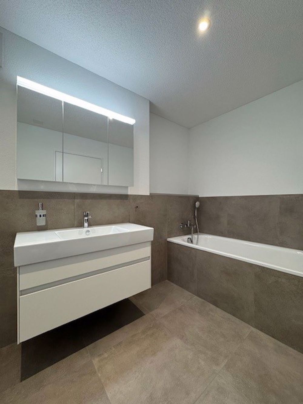 Tolle 4.5-Zimmer-Wohnung - Erstbezug - Bild 10