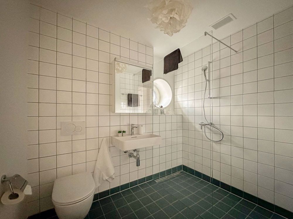 Neubau-Highlight in Aesch: 5.5 Zimmer Maisonette - Townhouse_Bad_2.jpg