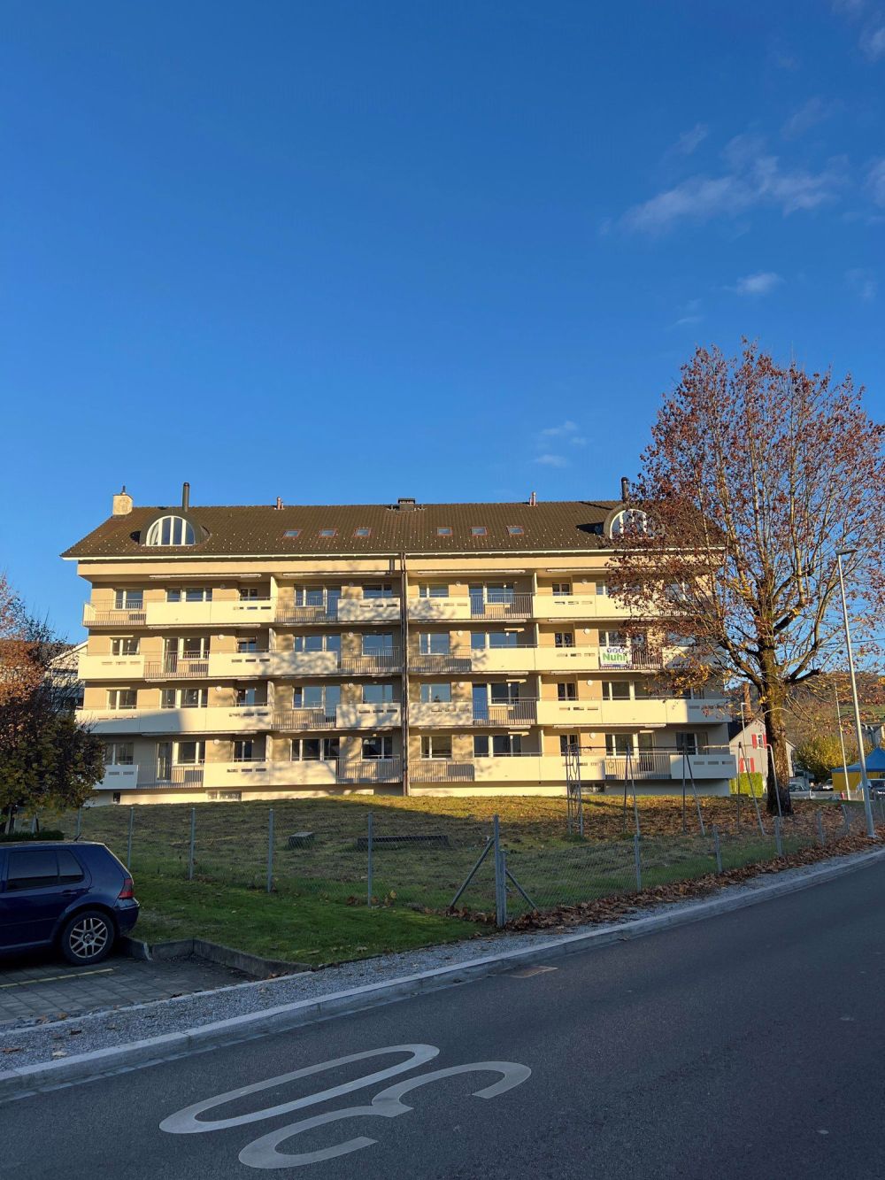 Kernsaniert 2024 - neuwertige moderne 2.5-Zimmer-Maisonette-Dachwohnungen mit Galerie - Bild 2