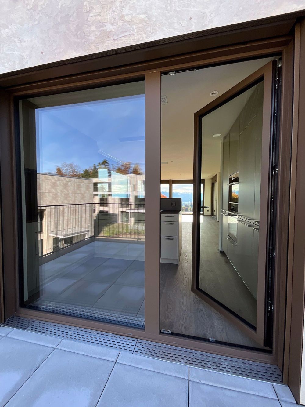 Atemberaubende Aussicht: NEUBAU 3.5-Zimmer-Attika-Wohnung mit 2 Terrassen - Bild 5
