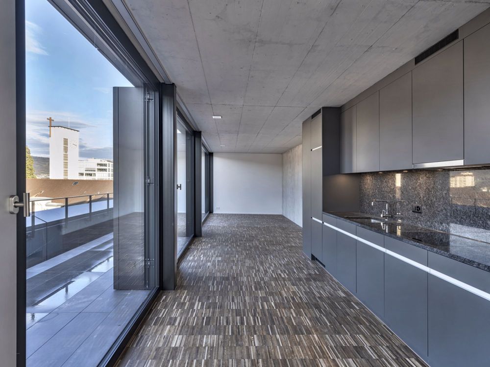 URBANES 1.5-ZIMMER-LOFT MIT AUSBLICK ÜBER AARAUS DÄCHER - Kueche-Wohnzimmer_hell.JPG