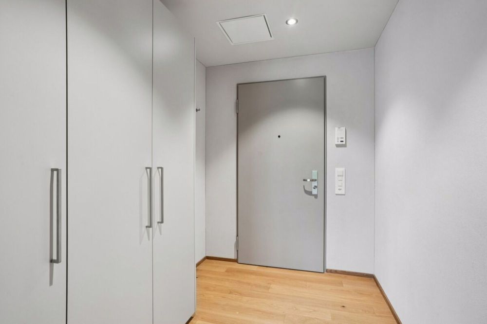 NEUBAU: 2.5 Zimmer-Wohnung im Erdgeschoss - Korridor mit Einbauschrank