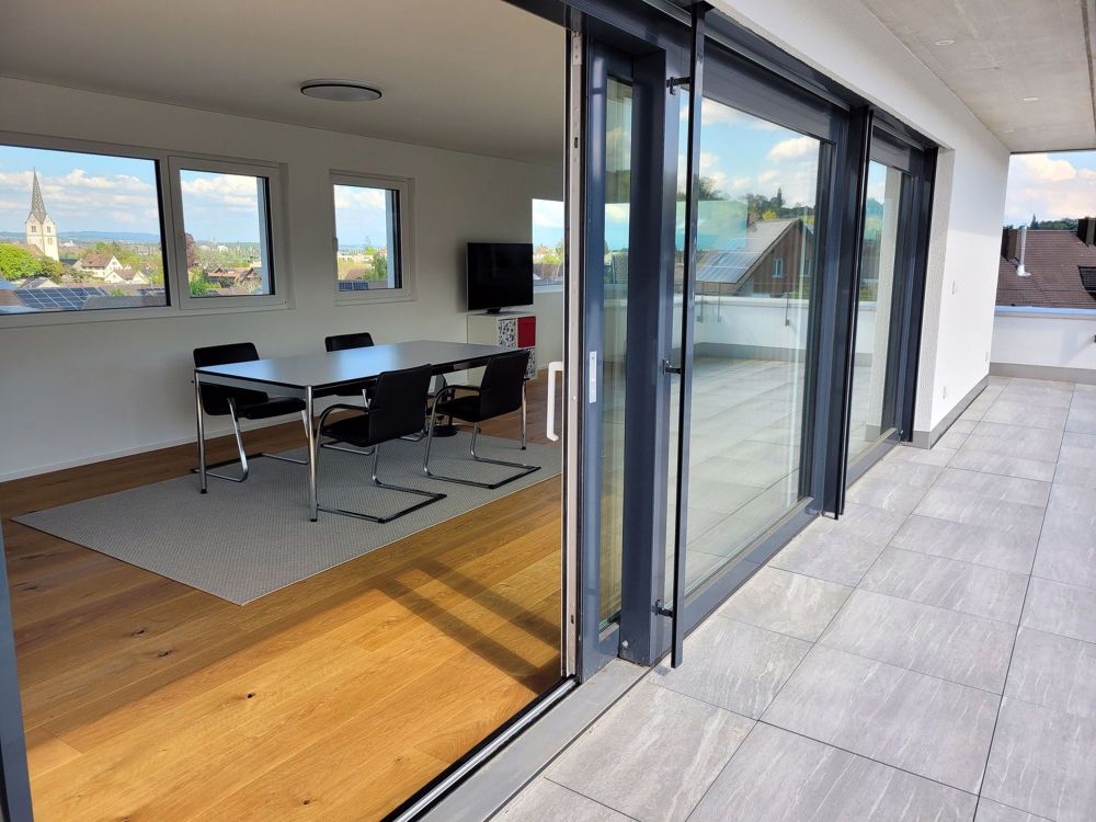 5,5 Zi.-Traumwohnung auf zwei Ebenen mit herrlichem Blick über Tägerwilen mit grosser Dachterrasse - Bild 1