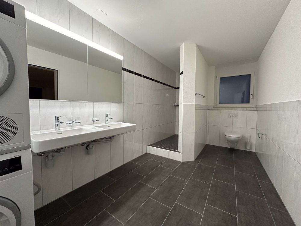 grosse, moderne 2.5-Zimmer-Wohnung mit Lift und eigenem Waschturm - Bild 7