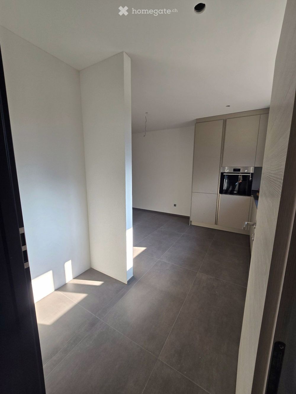 Mietet man 2.5-Zimmer-Wohnung in Claro für 1'150CHF - Bild 1