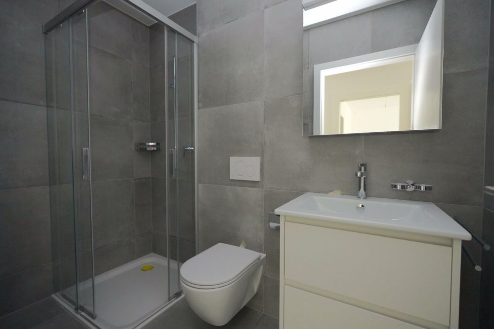 APPARTEMENT 3.5 PIÈCES DE 119M2 NEUF À LOUER À SIERRE - Salle de douche