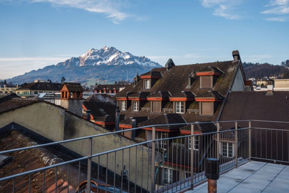 ERSTVERMIETUNG: Exklusive Attikawohnung mit 76 m² eigener Dachterrasse und 360° Panoramablick - Aussicht Pilatus