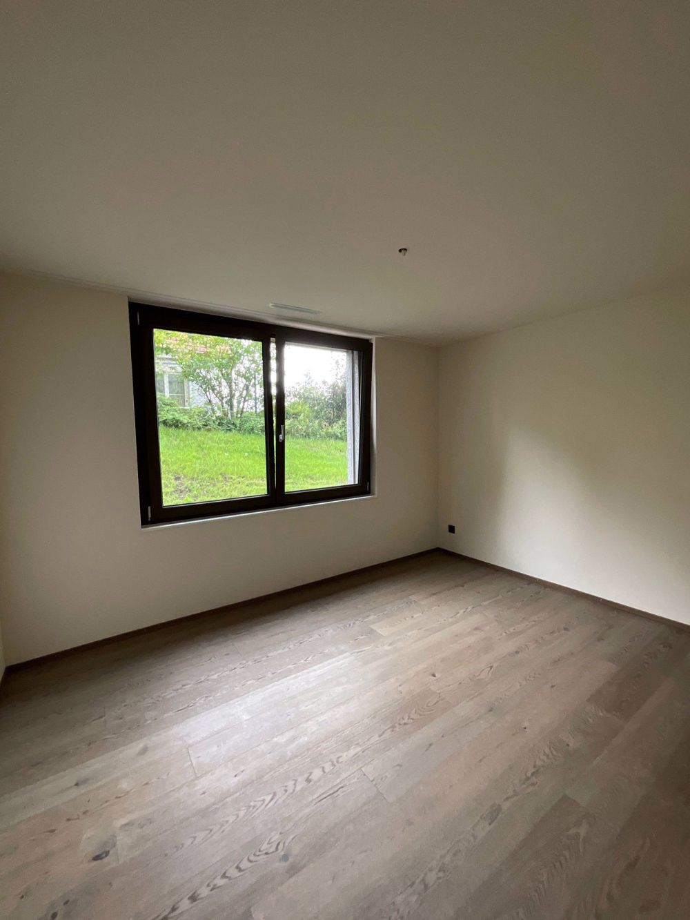 3.5-Zimmer-Garten-Wohnung mit atemberaubendem Ausblick und Zusatzraum - Bild 12