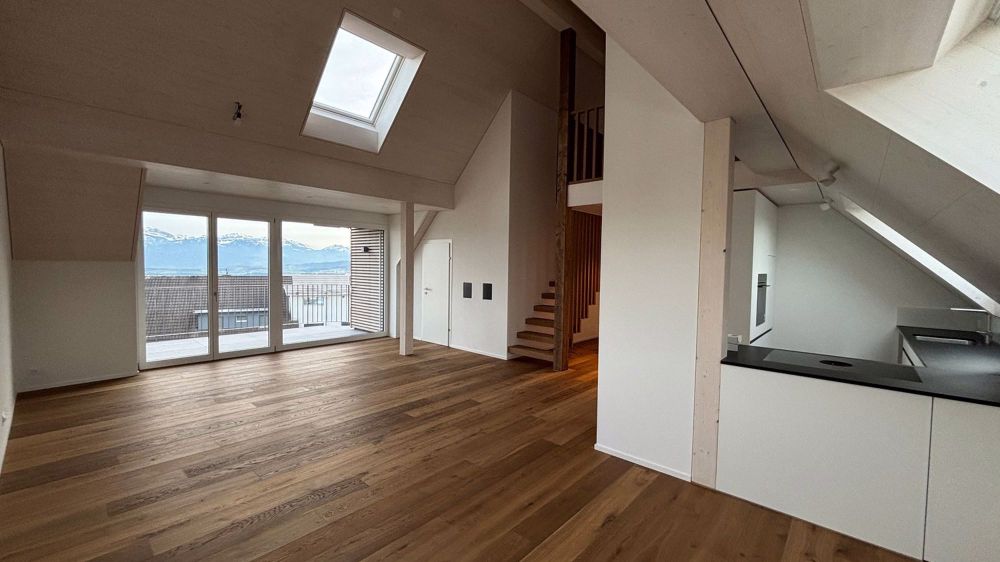 Charmante Dachwohnung mit Galerie und Panoramaausblick auf zentralschweizer Voralpen - Bild 9