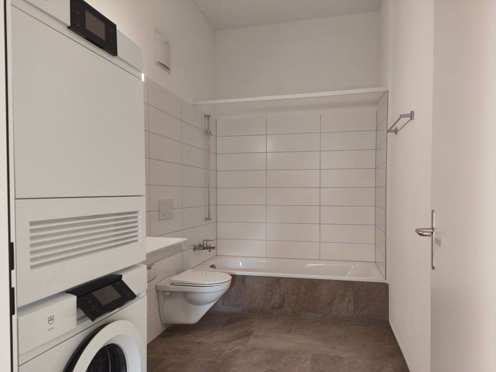 Stilvolle Neubauwohnung mit Gartensitzplatz im Herzen von Glattfelden - Bad-WC-WM-Tum