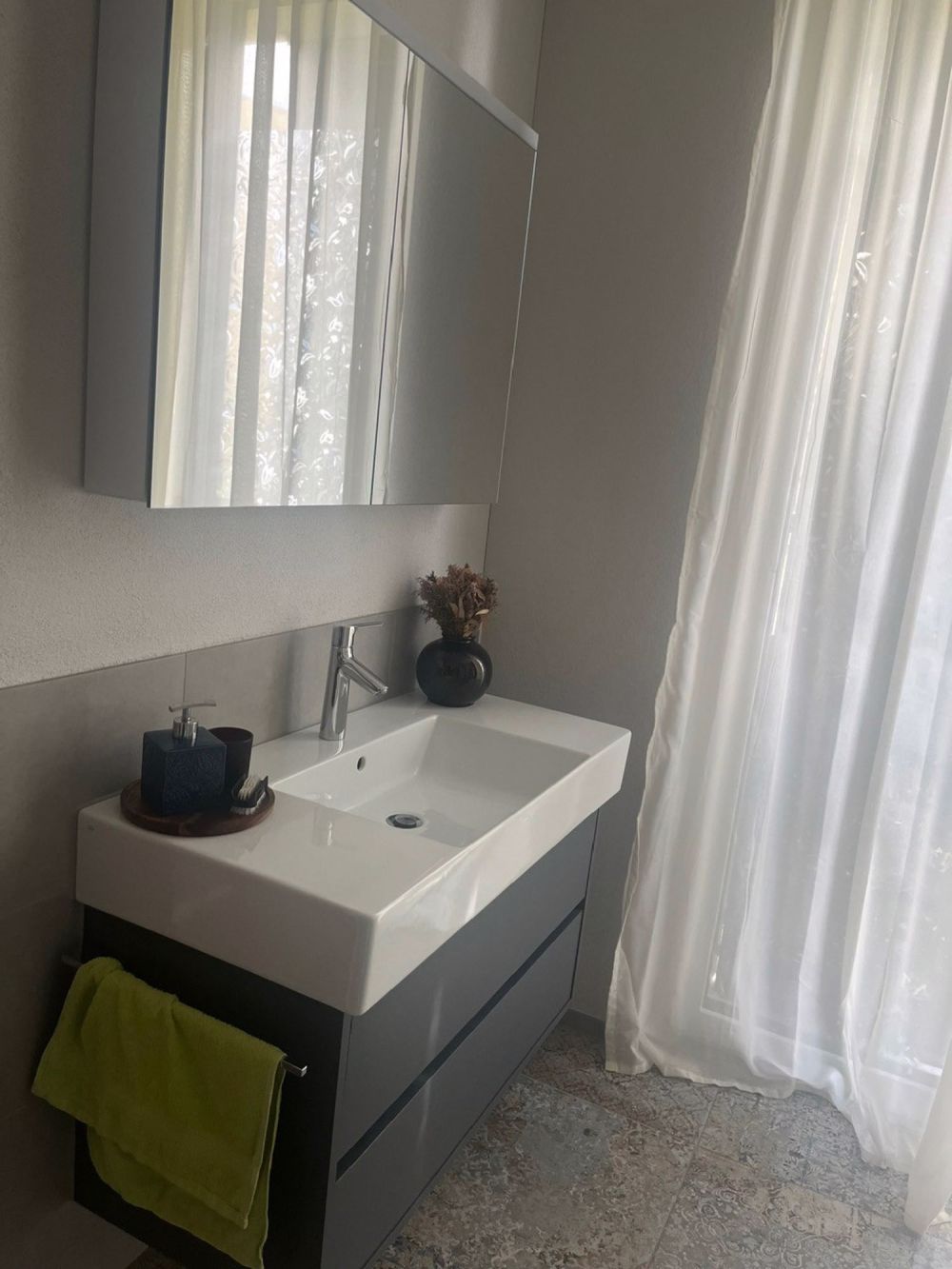 Nachmieter gesucht Modernes 4.5-Zimmer Neubau-Wohnung mit Blick auf die Festung Aarburg - Grosse Toilette