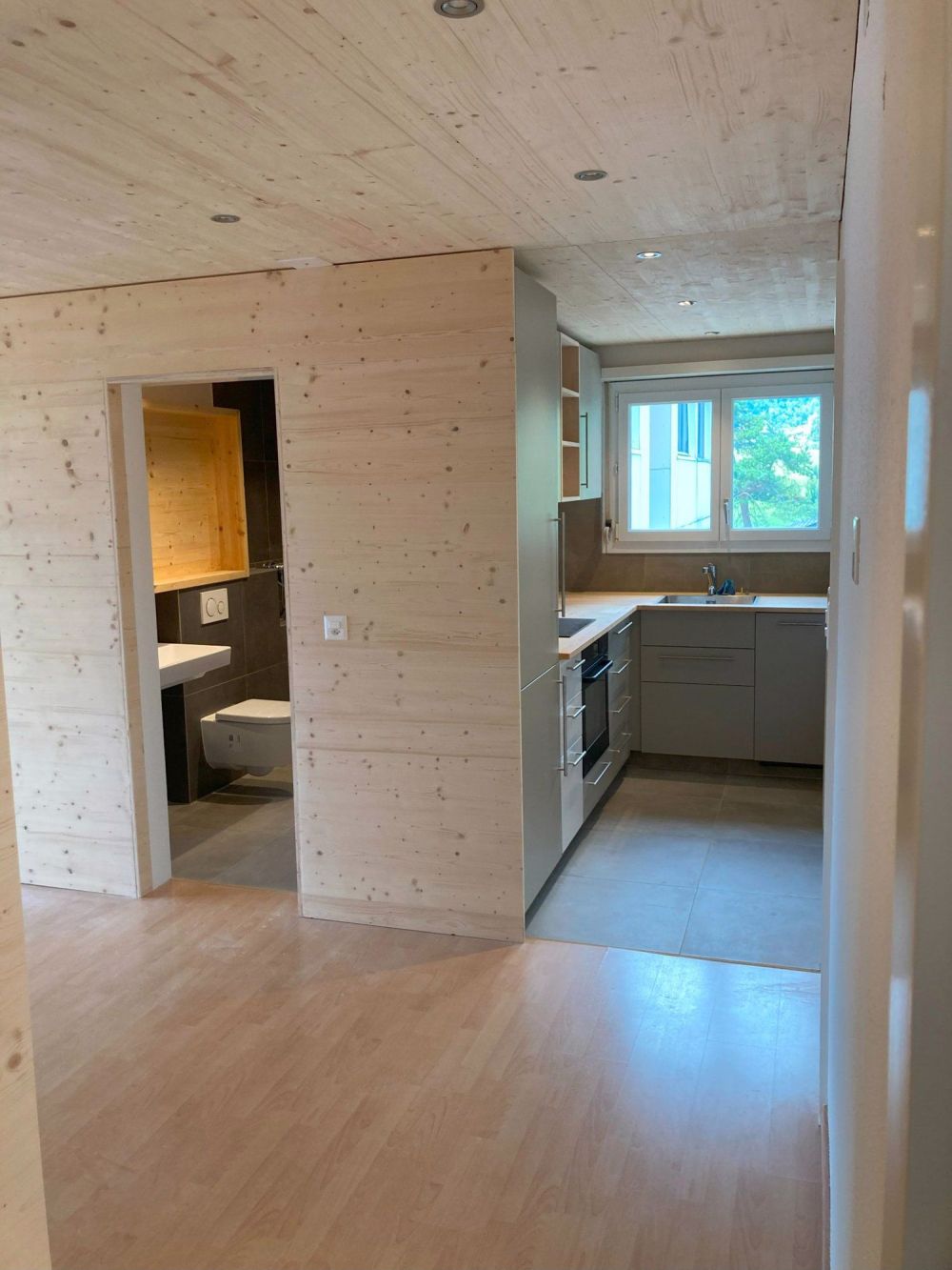 Renovierte Wohnung in Stadtnähe mit toller Aussicht - Bild 2