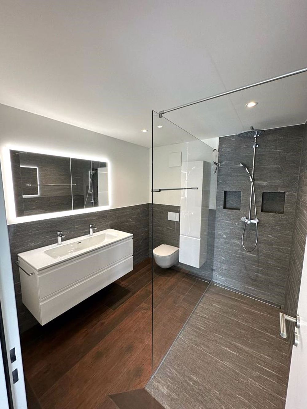 Exklusive 4.5 Zimmer-Parterre-Wohnung im Eigentumsstandard mit über 200m² Aussenbereich zu vermieten - Bild 5