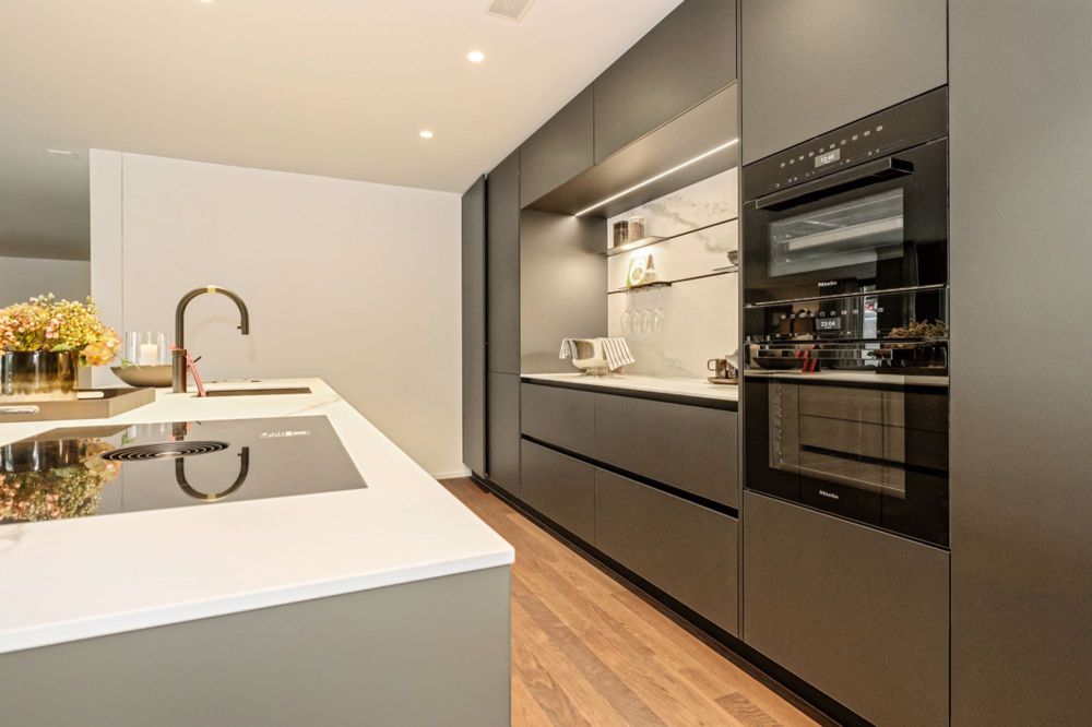 SUSENBERG PARK: 3.5-Zimmer Eigentumswohnungen für höchste Ansprüche - Musterwohnung - Elegante Küche