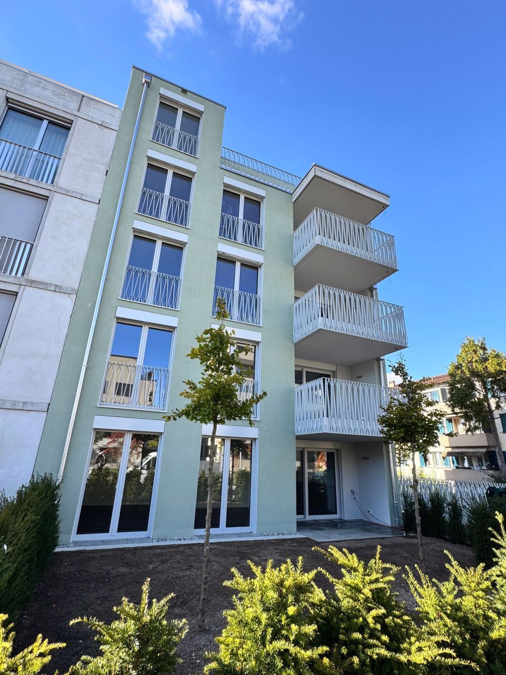 Moderne 4.5-Zimmer-Neubau-Wohnung mit Balkon und Garage - Bild 1