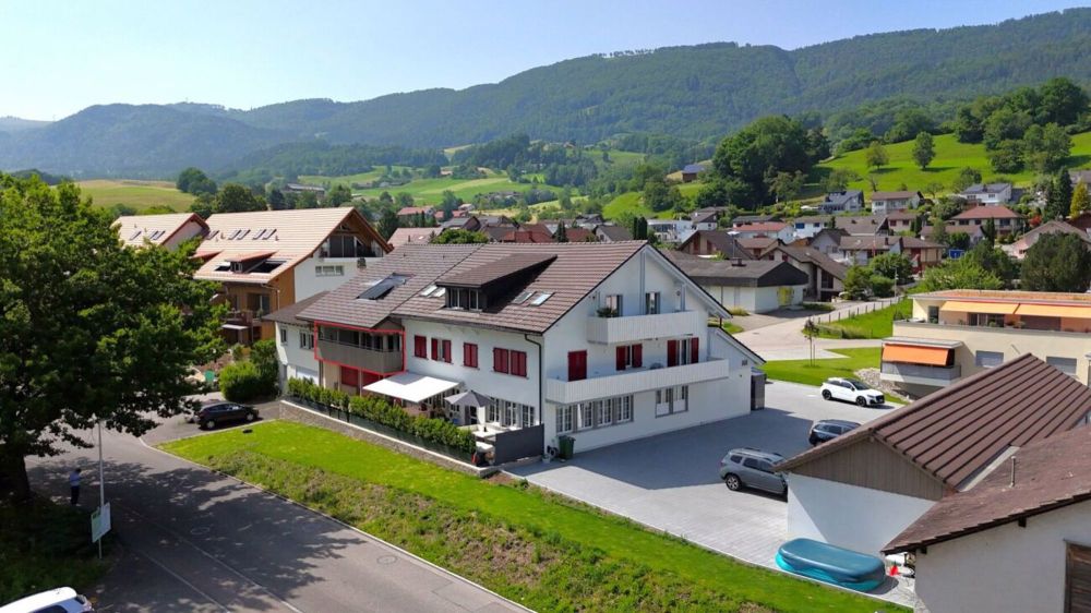 Sonnige 4.5-Zimmer-Wohnung mit zwei Bädern – ideal für Familien - Aussenansicht (Süd/Ost)