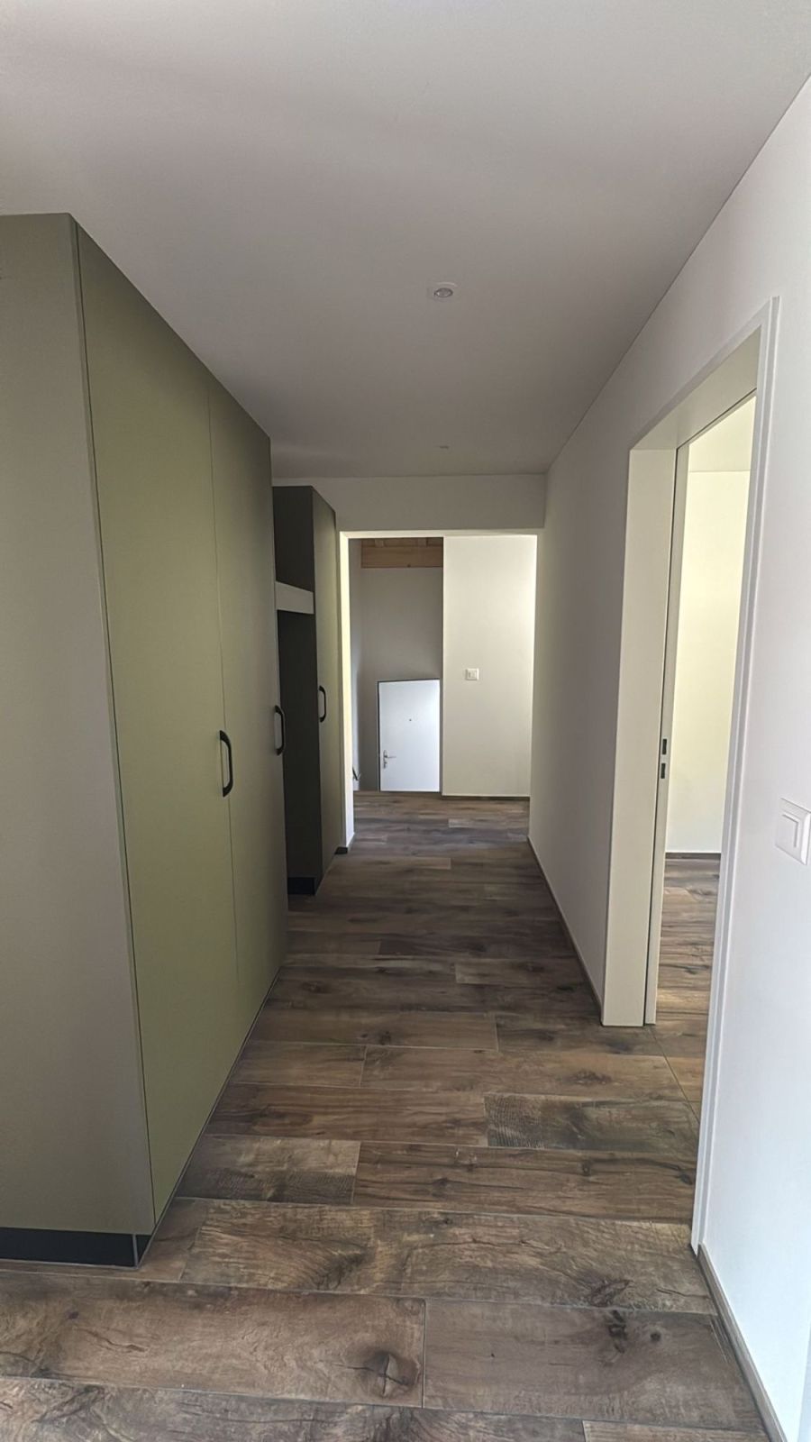 NUR MIT FESTWOHNSITZ! - ERSTBEZUG - BALKON MIT PANORAMASICHT! - Bild 2