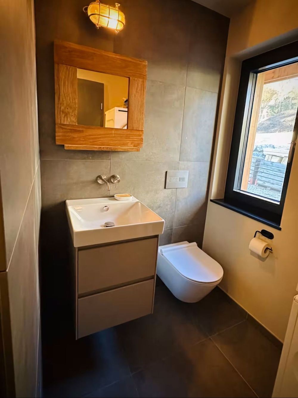 Möblierte 2.5-Zimmer-Wohnung mit Flussblick / Fully Furnished 2.5-Room Apartment with River View - Badezimmer / Bathroom