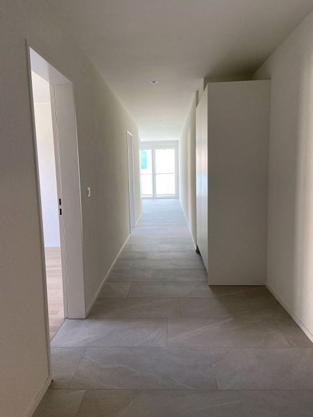 helle und moderne Attikawohnung - Korridor